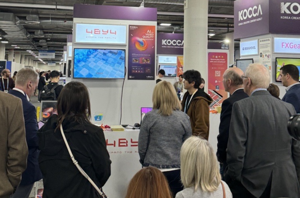 포바이포가 CES에서 혁신적인 기술을 선보이는 모습